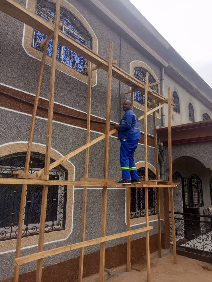 Travaux de revêtement mural décoratif au Cameroun